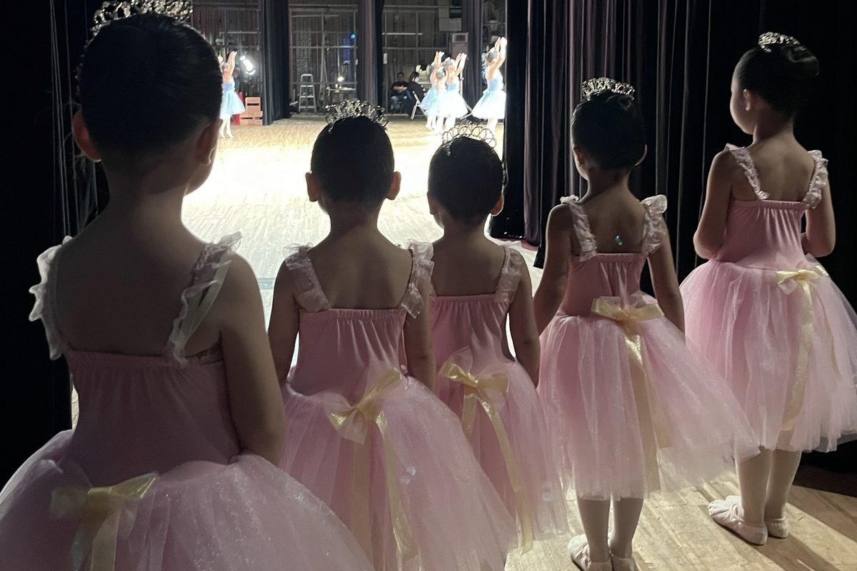 発表会の袖で出番を待つ子どもたち