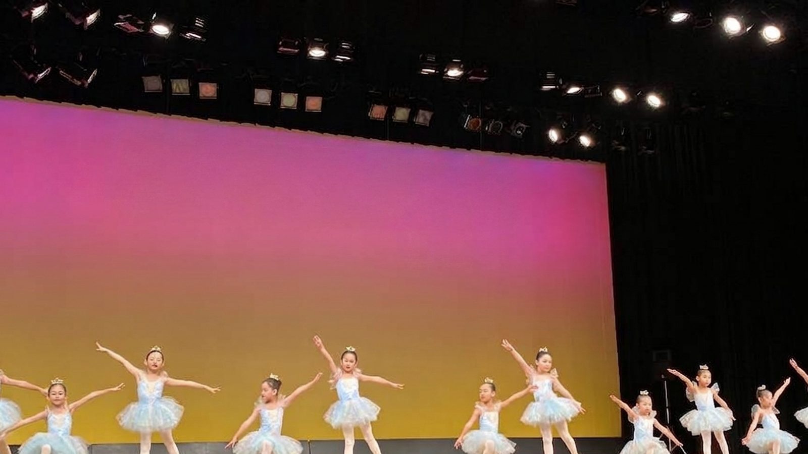 発表会の舞台で踊る生徒たち