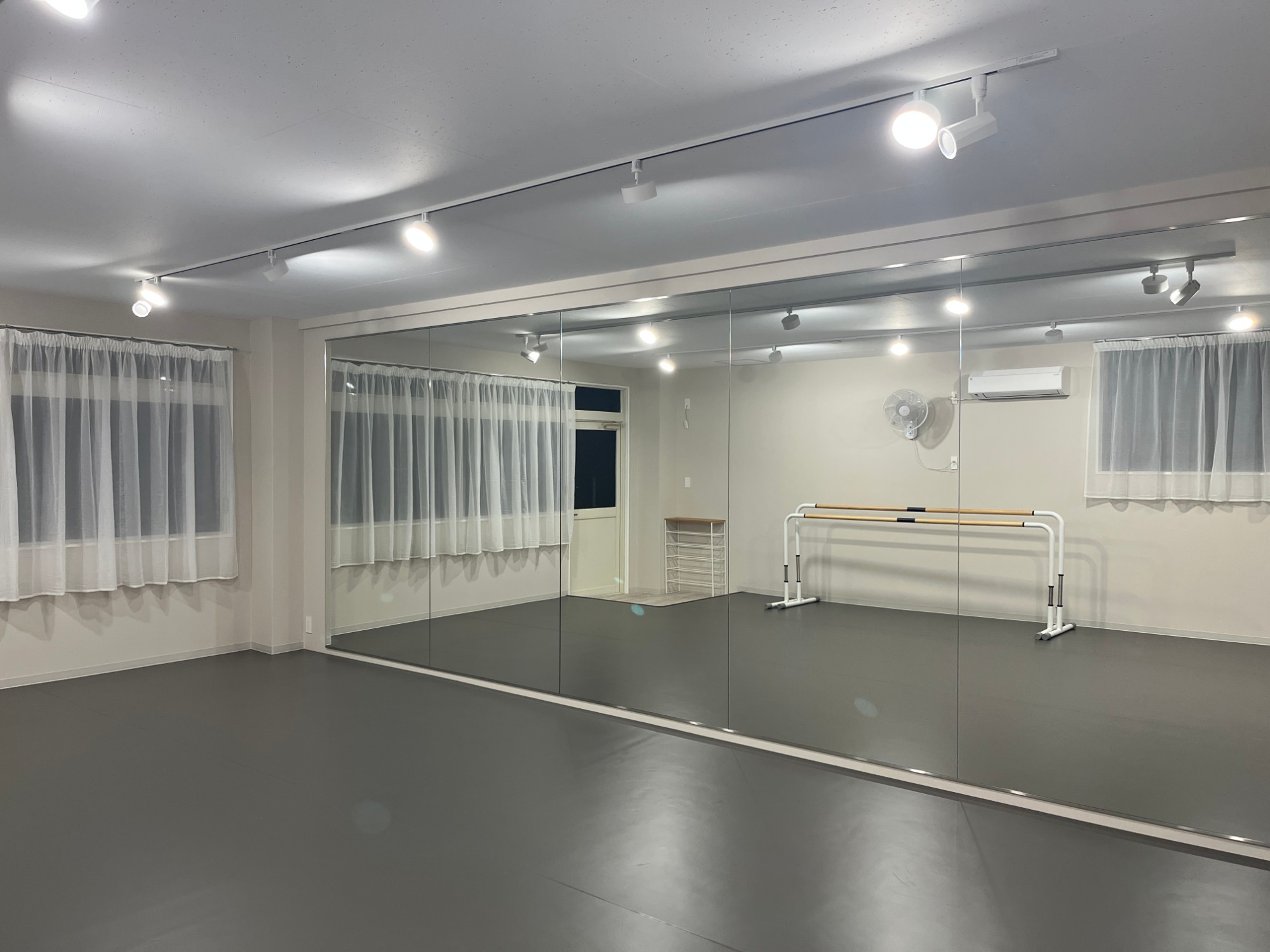 スタジオに敷いたバレエ専用のリノリウムの床