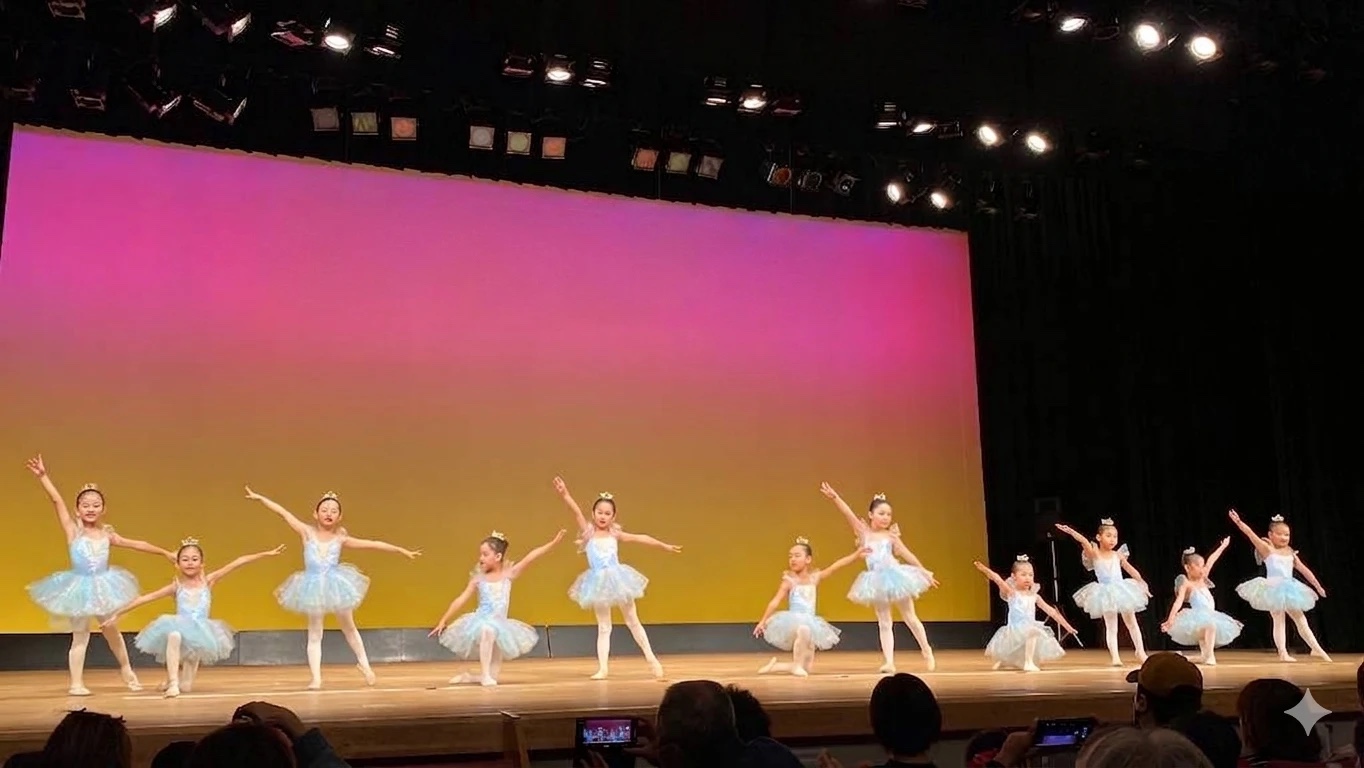 発表会の舞台でそろって踊る Mimi Ballet Atelier の子どもたち