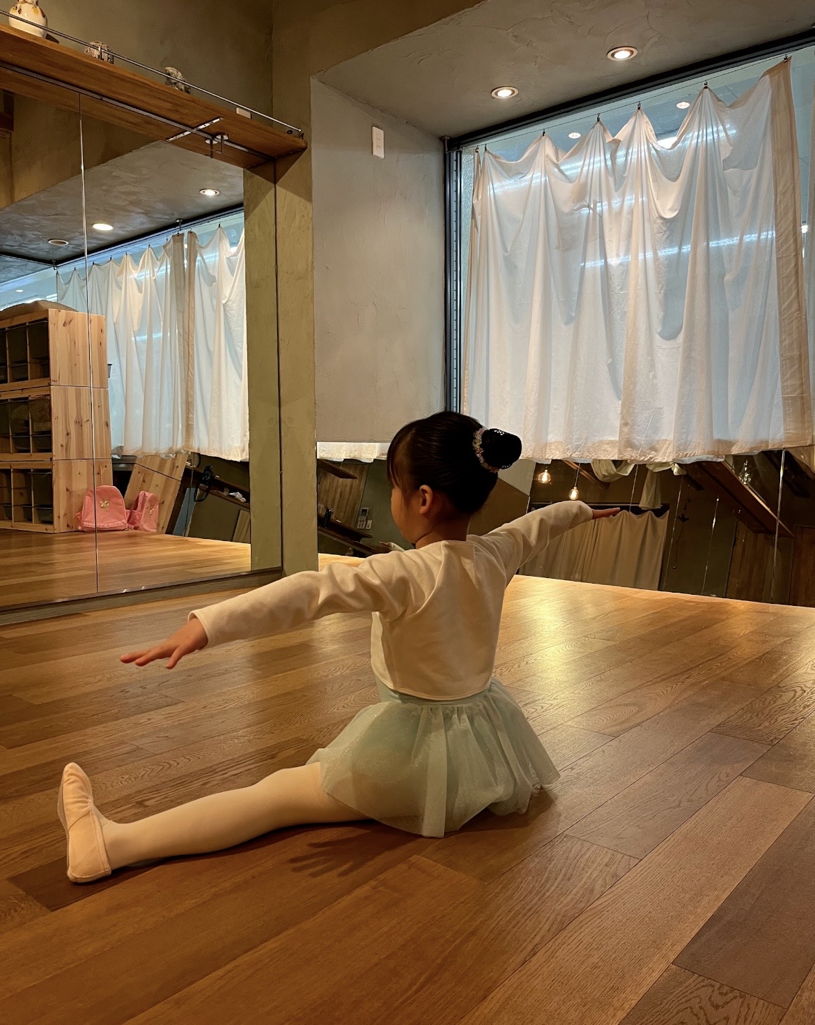 レオタード・タイツ・バレエシューズを身につけてレッスンをする子ども