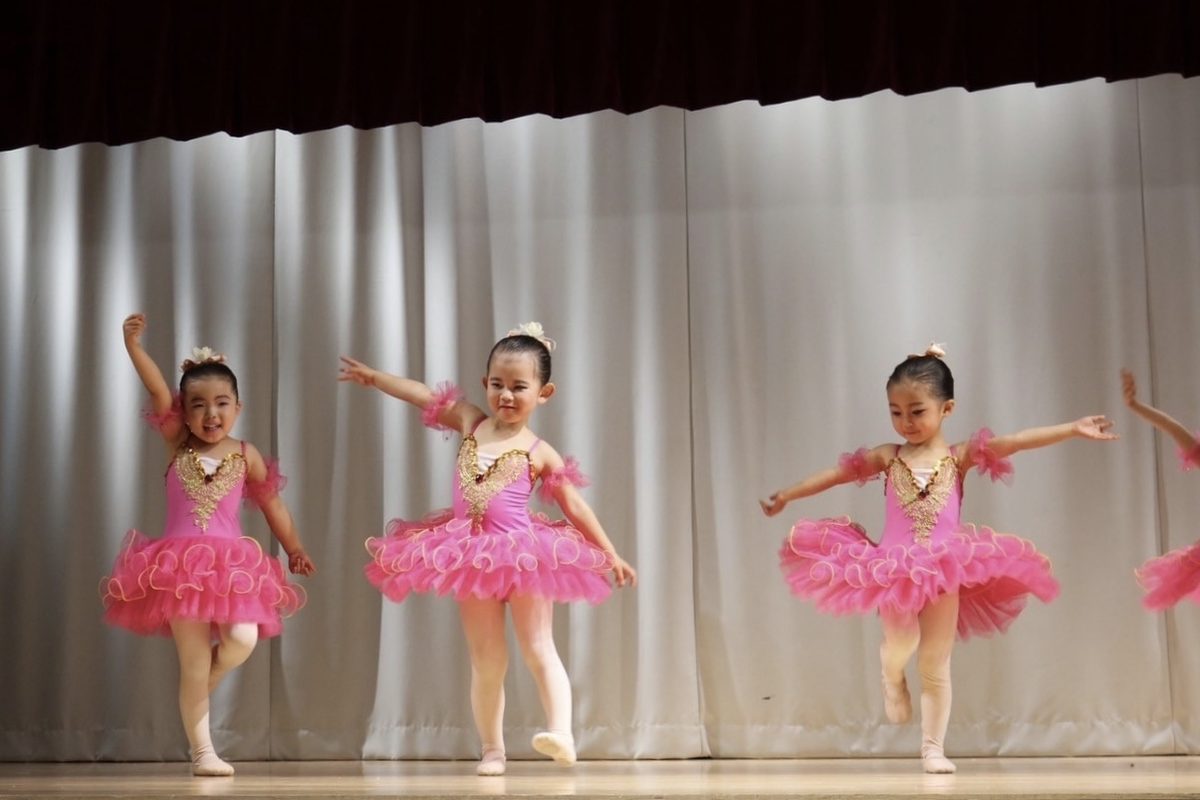 舞台で踊る生徒たち